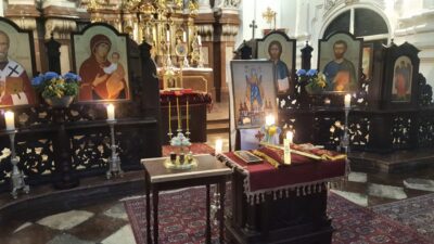 Die in einem Andreas-Kreuz eingebettete Relique liegt neben der Festtagsikone auf dem Tetrapod; stehend die gestickte Ikone der GM "Oranta" (Софія Київська), die seit Beginn des Krieges schützend ihre Hände empor hält 