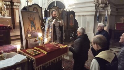 V. John segnet die Kopfinger Pfarrgemeinde-Vertreter mit dem Andreas-Kreuz; vorne rechts P. Alberich Fritsche OCist